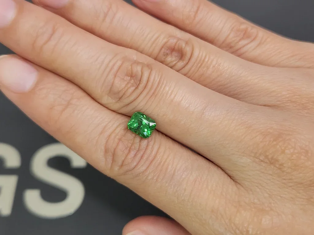 Гранат цаворит Vivid Green в огранке радиант 1,53 карата, Танзания  Изображение №2