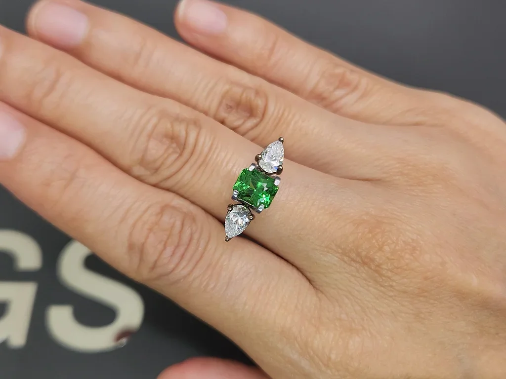 Гранат цаворит Vivid Green в огранке радиант 1,53 карата, Танзания  Изображение №5