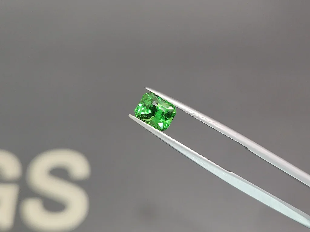 Гранат цаворит Vivid Green в огранке радиант 1,53 карата, Танзания  Изображение №3