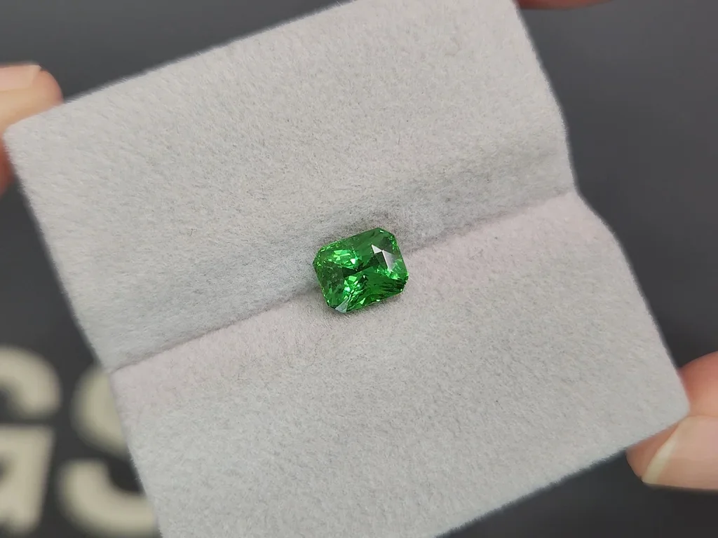 Гранат цаворит Vivid Green в огранке радиант 1,53 карата, Танзания  Изображение №4