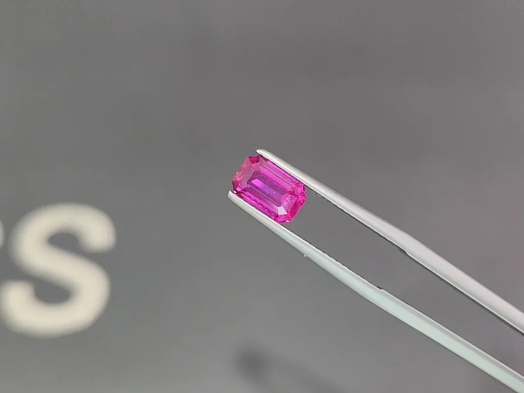 Негретый сапфир Vivid Pink в огранке октагон 2,02 карата, Мадагаскар Изображение №3