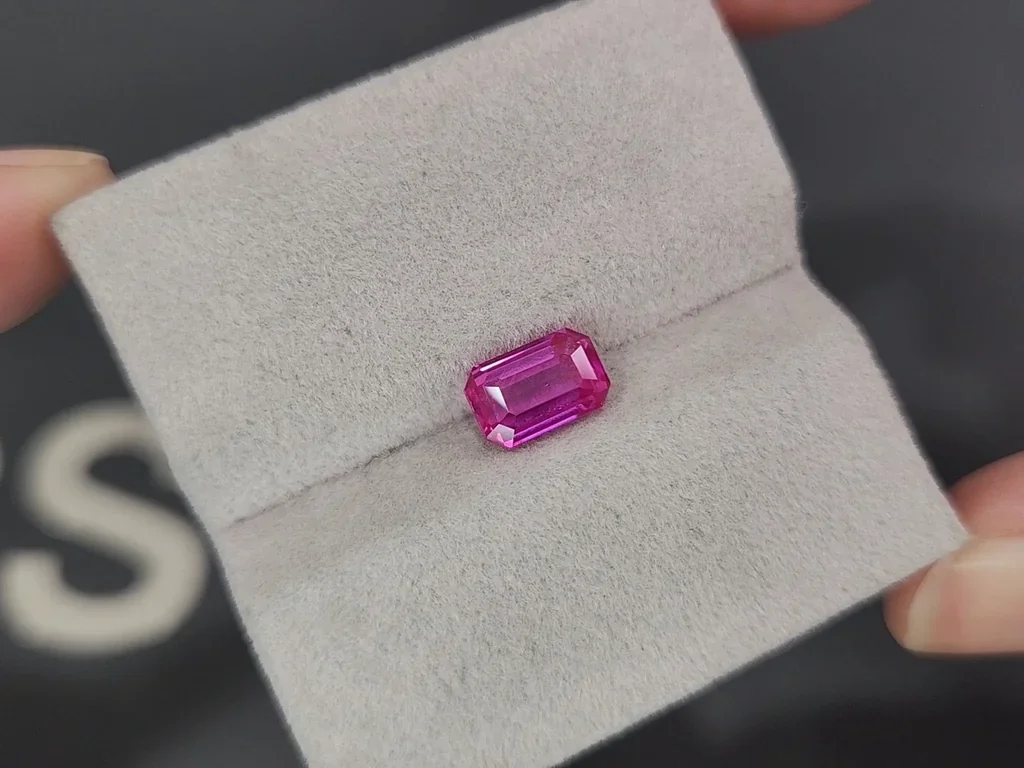 Негретый сапфир Vivid Pink в огранке октагон 2,02 карата, Мадагаскар Изображение №4