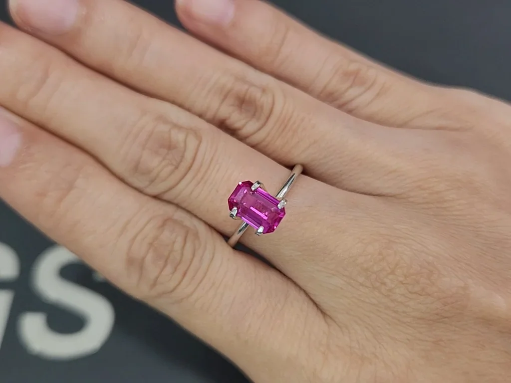 Негретый сапфир Vivid Pink в огранке октагон 2,02 карата, Мадагаскар Изображение №5