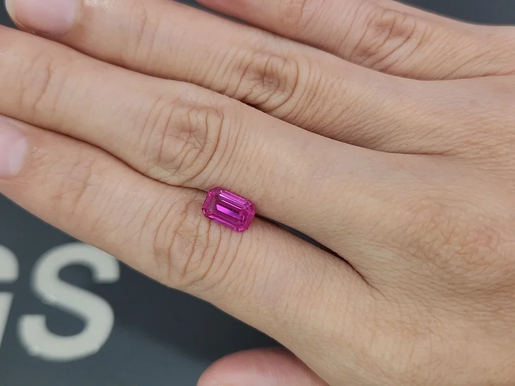 Негретый сапфир Vivid Pink в огранке октагон 2,02 карата, Мадагаскар Изображение №2
