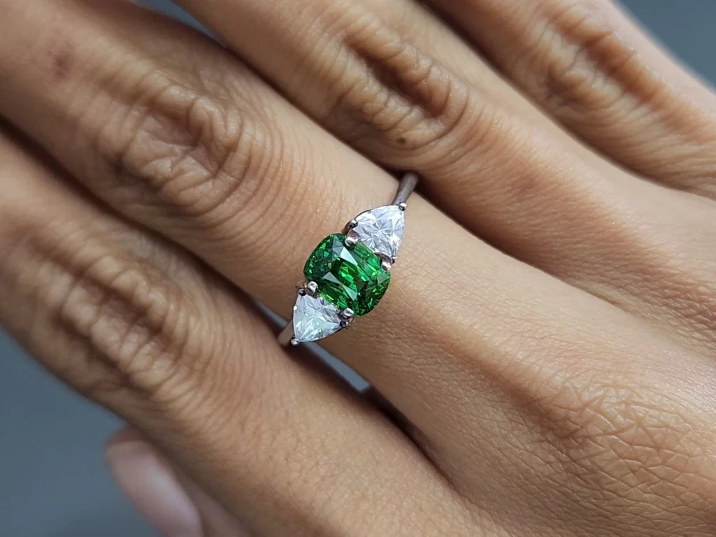 Гранат цаворит Vivid Green  в огранке кушон 1.53 карат, Танзания  Изображение №5