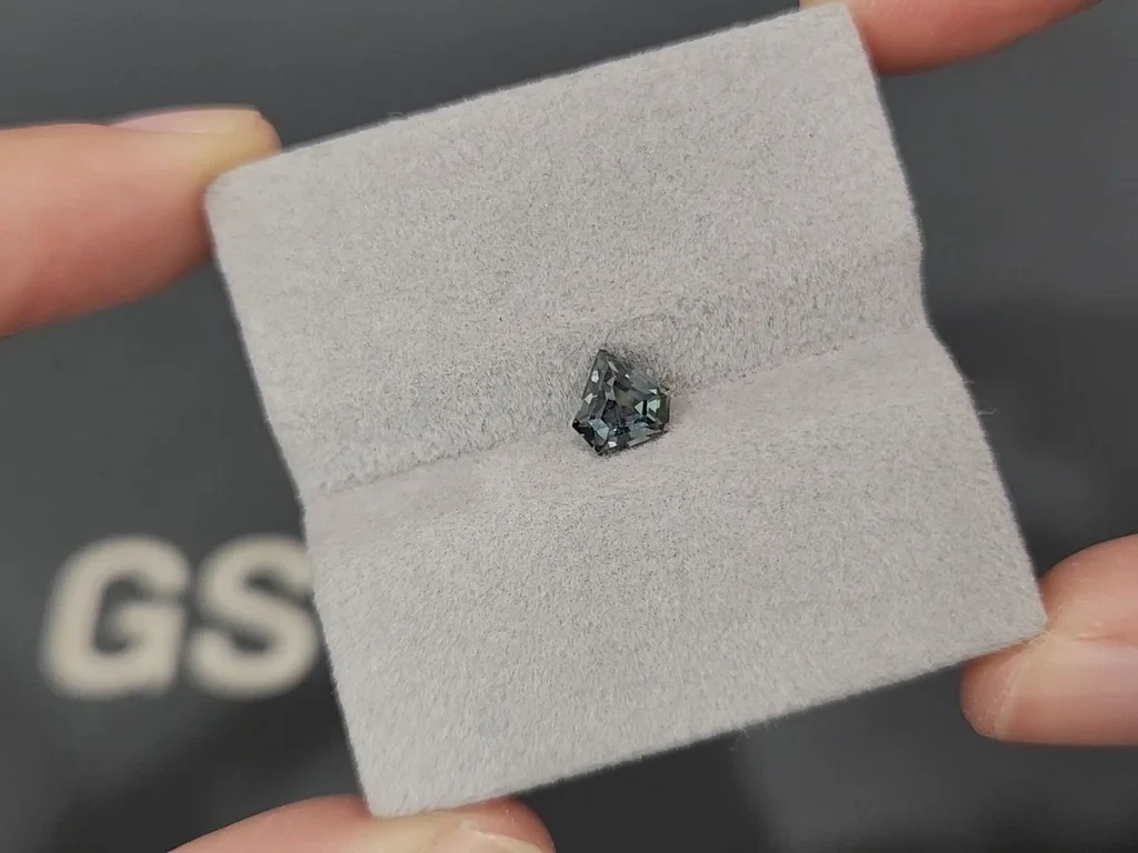 Негретый сапфир Teal в фантазийной огранке 1,02 карат, Мадагаскар Изображение №4