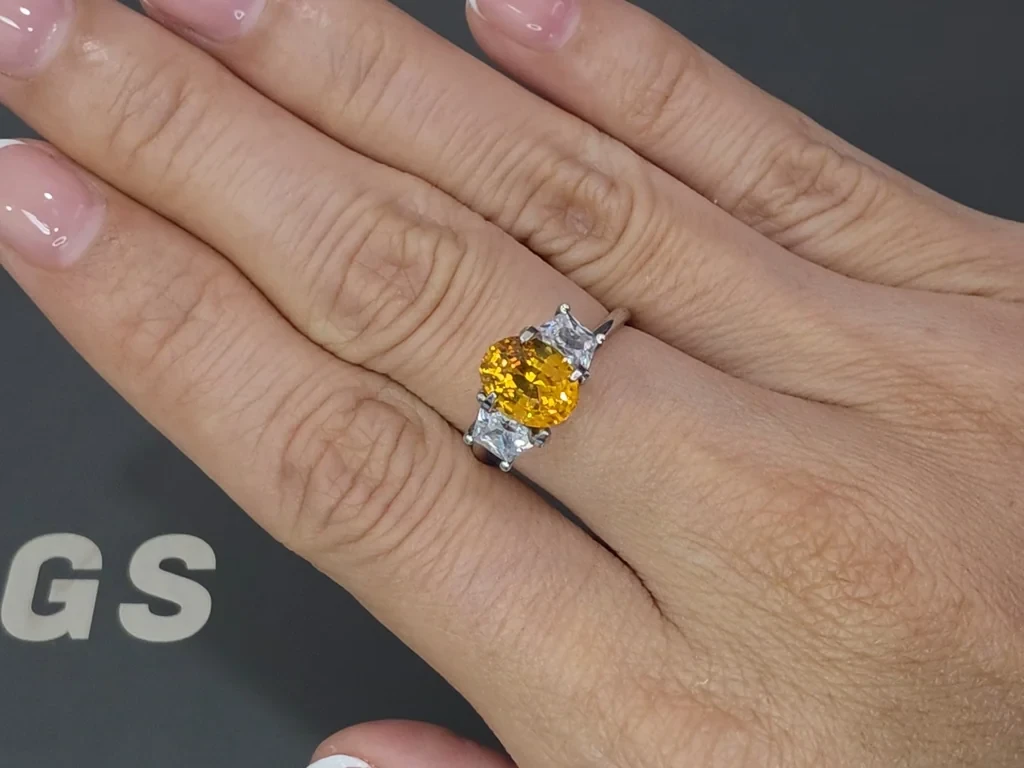 Сапфир Vivid Yellow в огранке овал 2,02 карата, Шри-Ланка  Изображение №5