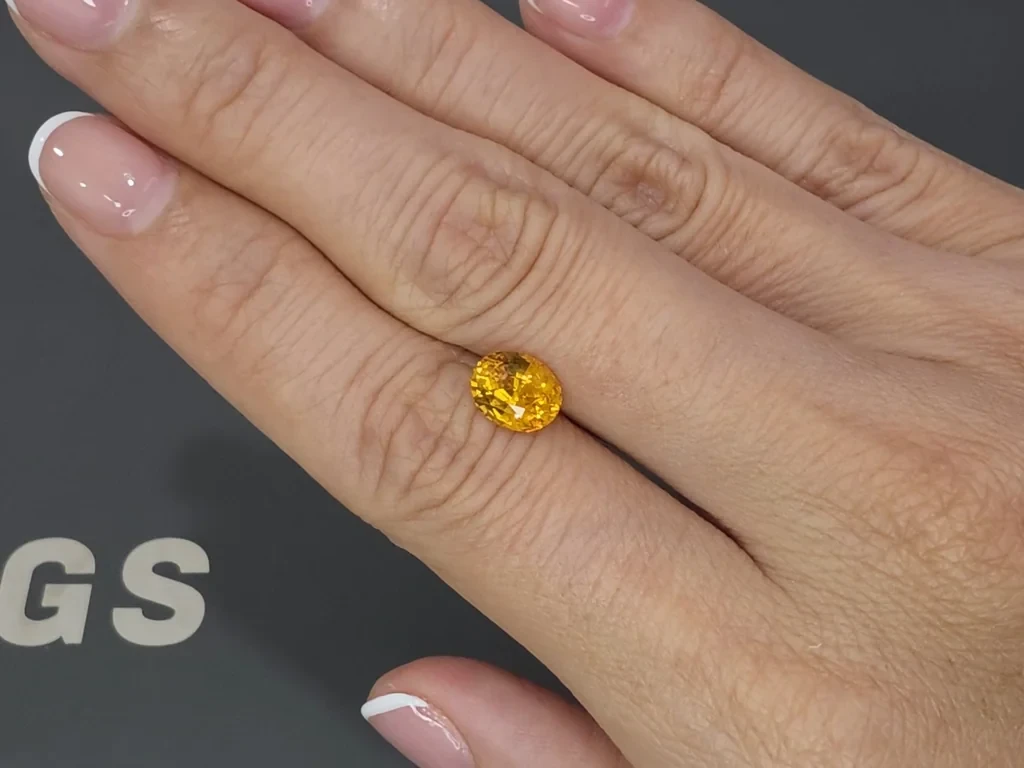 Сапфир Vivid Yellow в огранке овал 2,02 карата, Шри-Ланка  Изображение №2