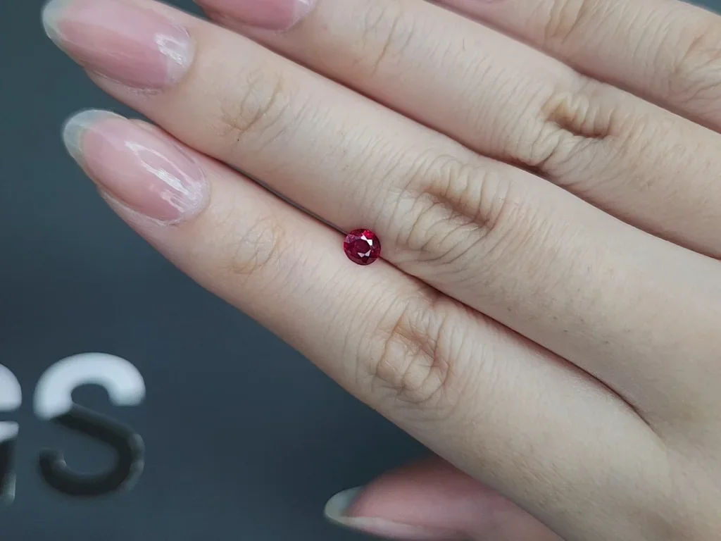Рубин Vivid Red в огранке овал 0,42 карата, Бирма  Изображение №2