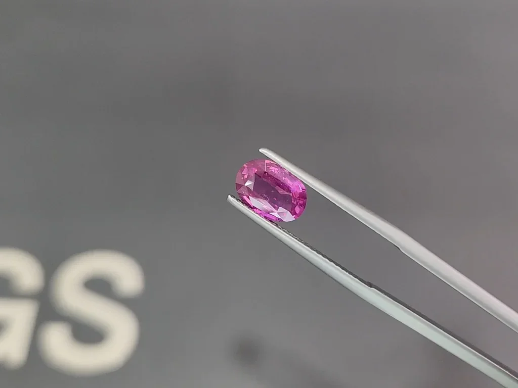 Негретый сапфир Vivid Pink в огранке овал 2,05 карата, Мадагаскар  Изображение №3