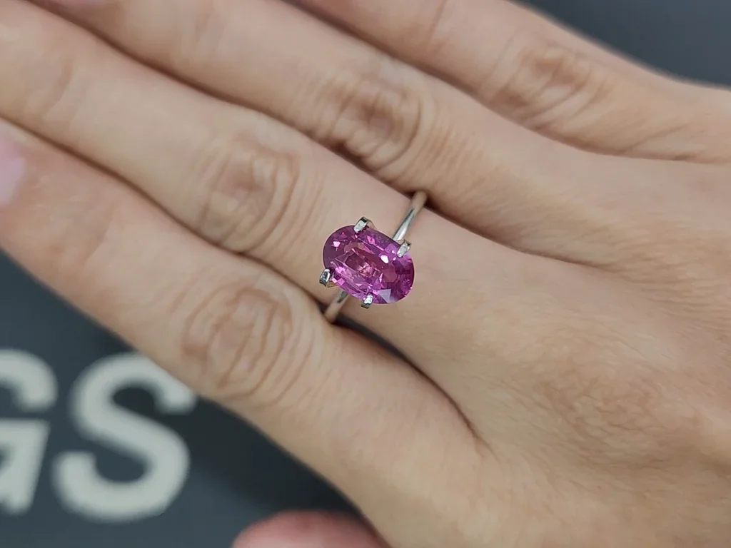 Негретый сапфир Vivid Pink в огранке овал 2,05 карата, Мадагаскар  Изображение №5