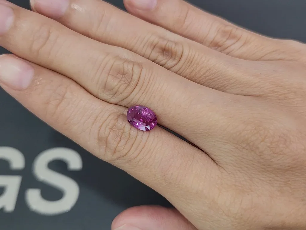 Негретый сапфир Vivid Pink в огранке овал 2,05 карата, Мадагаскар  Изображение №2
