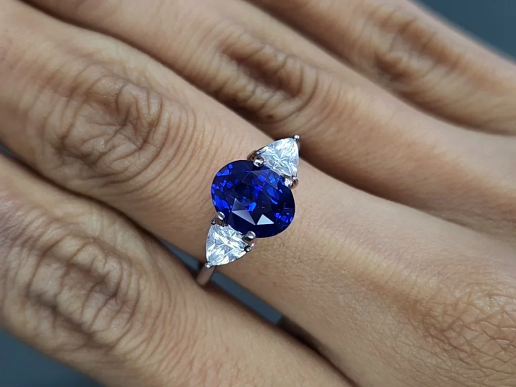 Сапфир Royal Blue в огранке овал 3,02 карат, Шри-Ланка  Изображение №5