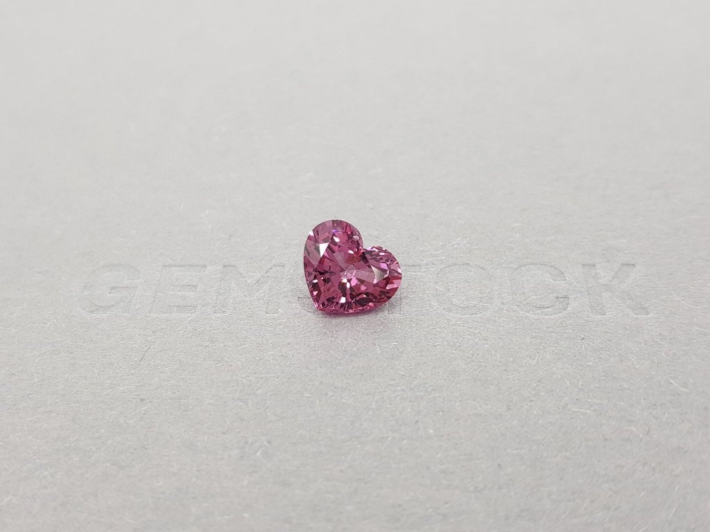 Насыщенная пурпурная шпинель в огранке сердце 2,46 карата, Бирма Изображение №1