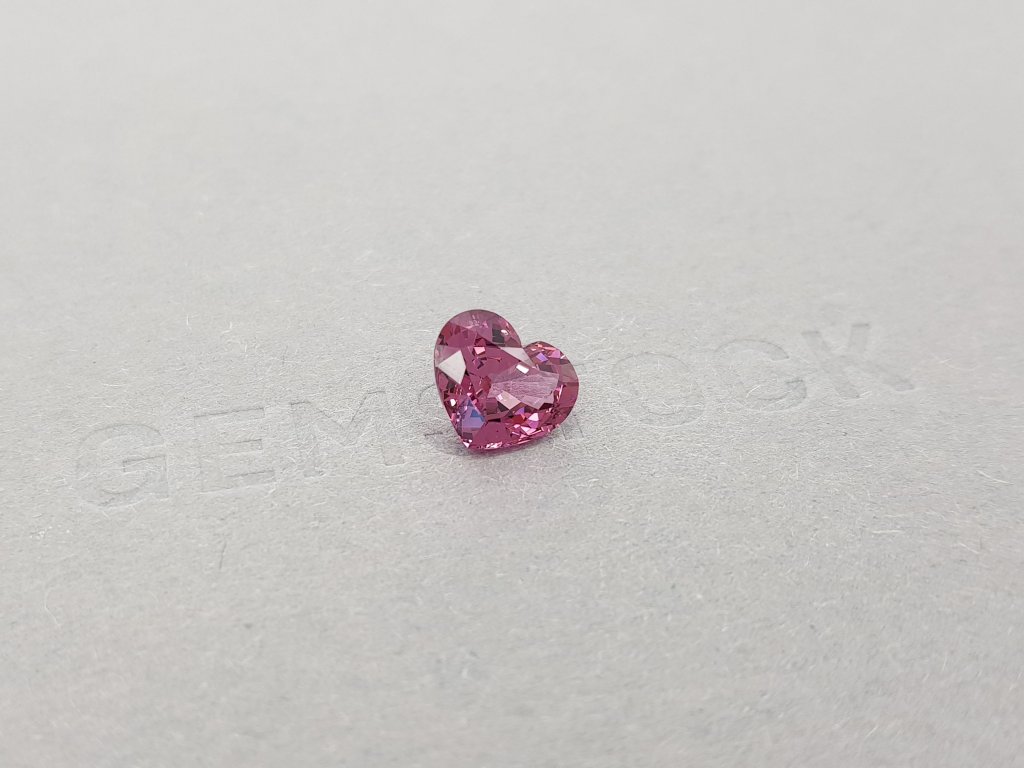Насыщенная пурпурная шпинель в огранке сердце 2,46 карата, Бирма Изображение №2