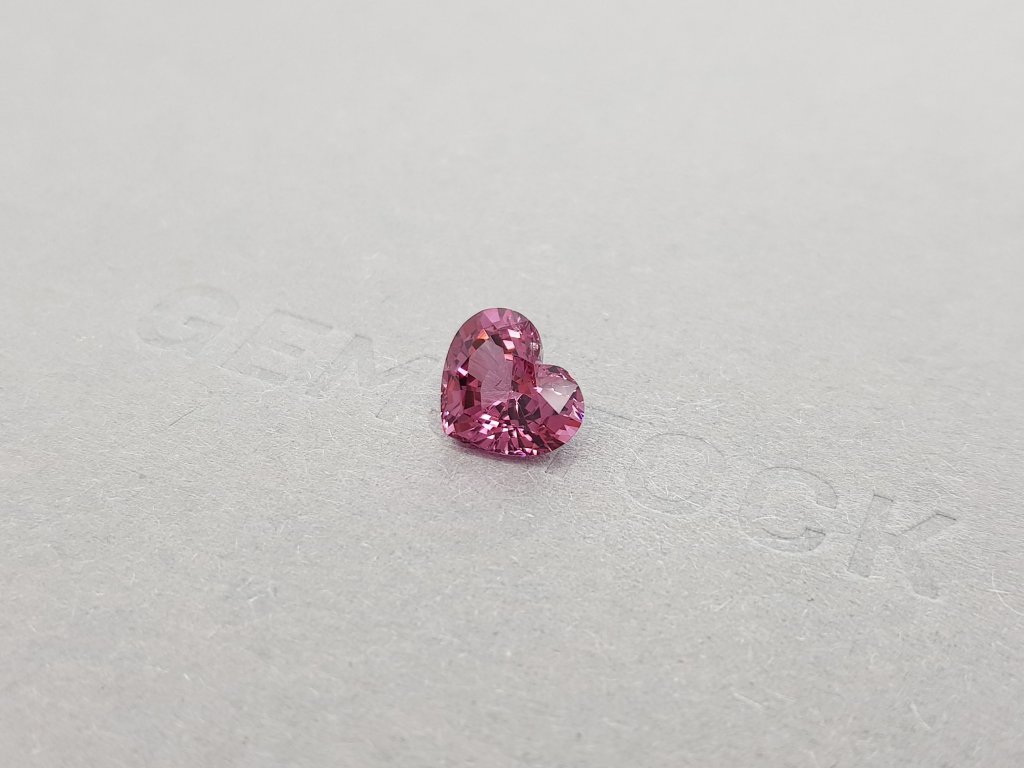 Насыщенная пурпурная шпинель в огранке сердце 2,46 карата, Бирма Изображение №3