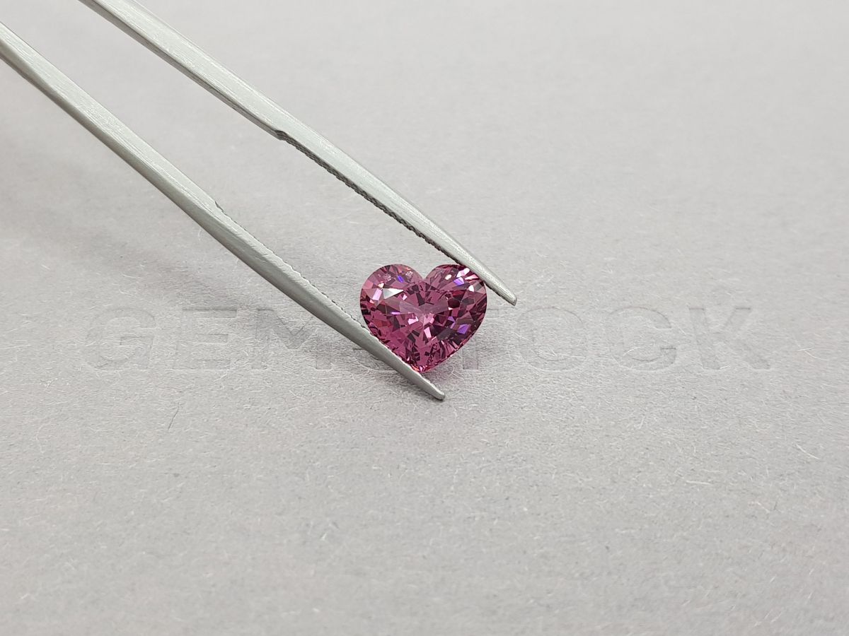 Насыщенная пурпурная шпинель в огранке сердце 2,46 карата, Бирма фото №4