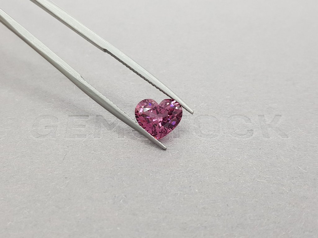 Насыщенная пурпурная шпинель в огранке сердце 2,46 карата, Бирма Изображение №4