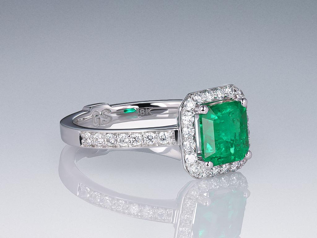 Кольцо с колумбийским изумрудом цвета Muzo Green 1,45 карат и бриллиантами в белом золоте 750 пробы Изображение №2