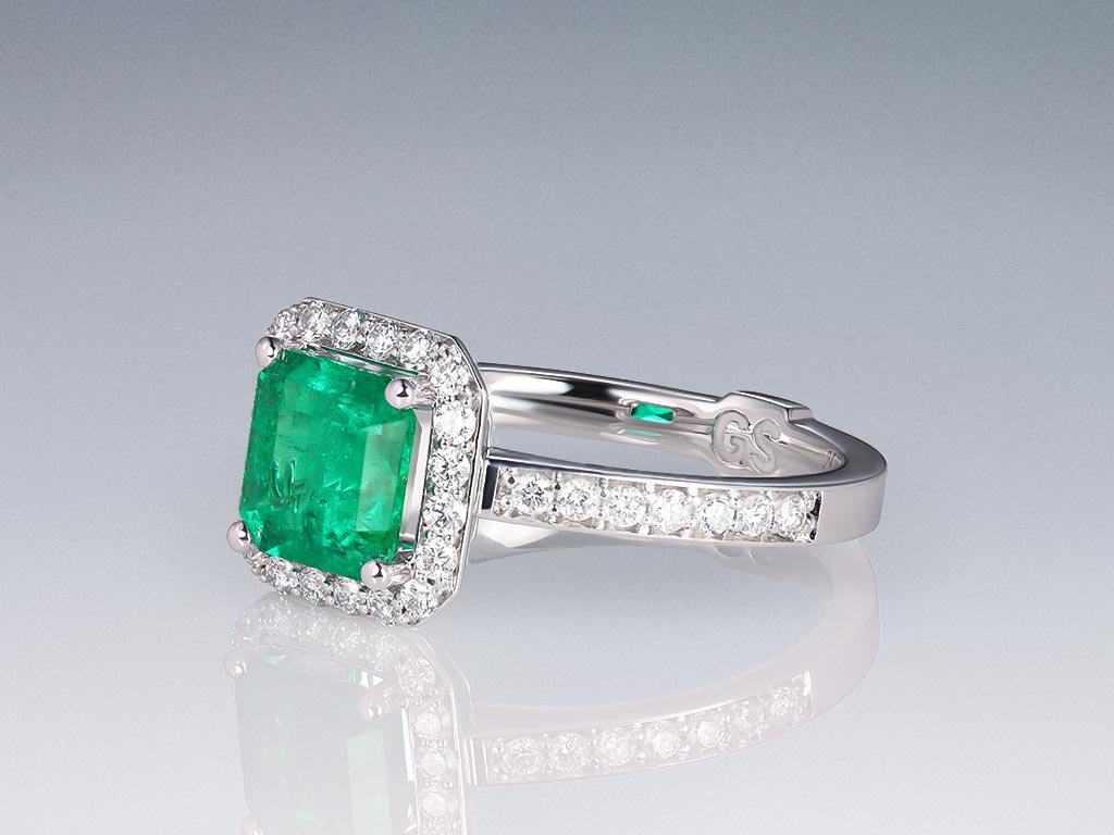 Кольцо с колумбийским изумрудом цвета Muzo Green 1,45 карат и бриллиантами в белом золоте 750 пробы Изображение №3