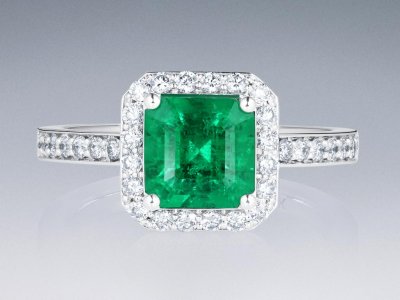 Кольцо с колумбийским изумрудом цвета Muzo Green 1,45 карат и бриллиантами в белом золоте 750 пробы photo