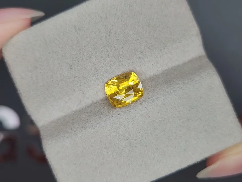 Сапфир Vivid Yellow в огранке кушон 1,94 карата, Шри-Ланка Изображение №4