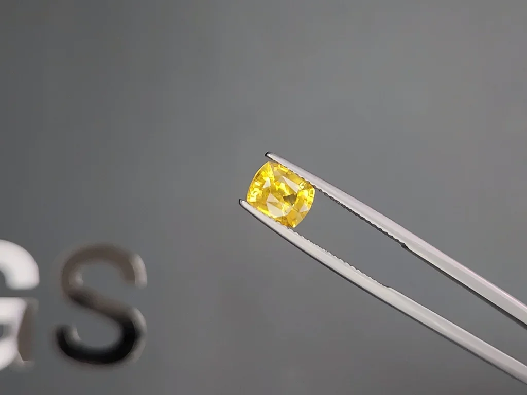 Сапфир Vivid Yellow в огранке кушон 1,94 карата, Шри-Ланка Изображение №3