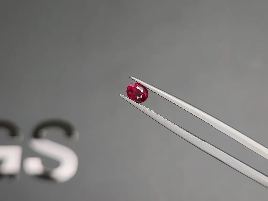 Рубин Vivid Red в огранке овал 0,50 карата, Бирма  Изображение №3