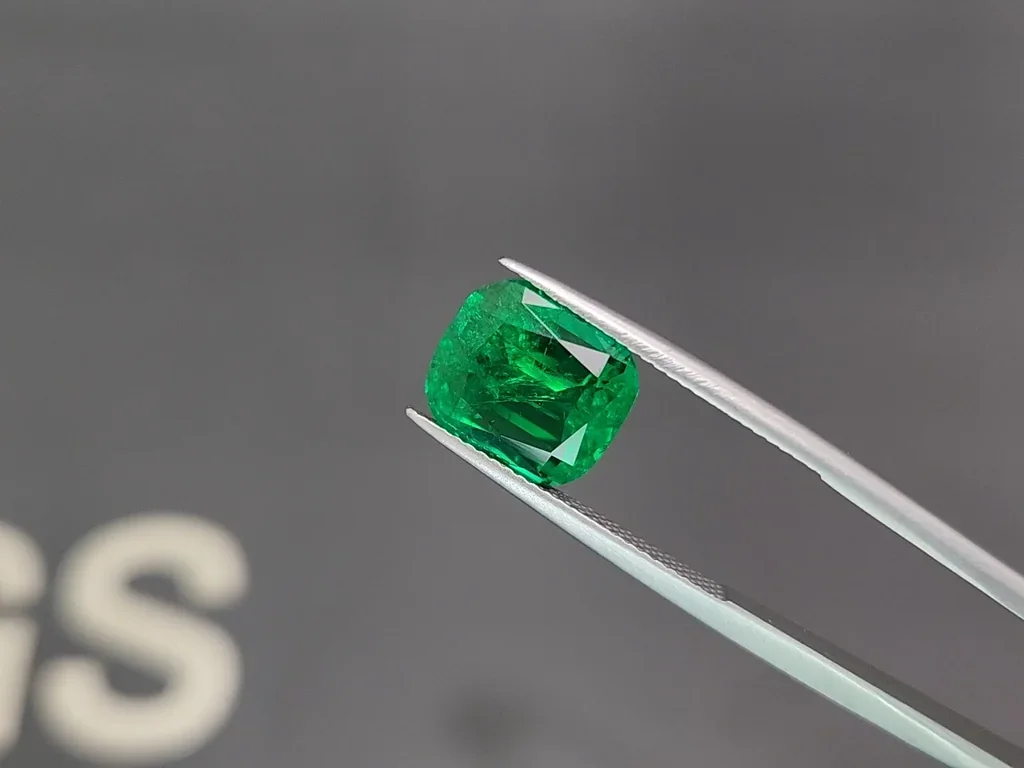 Изумруд Vivid Green в огранке кушон 4,83 карата, Панджшер Изображение №3