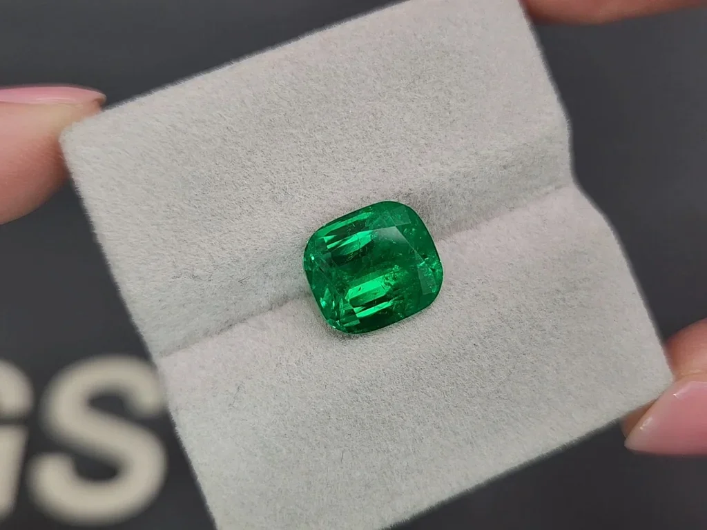 Изумруд Vivid Green в огранке кушон 4,83 карата, Панджшер Изображение №4