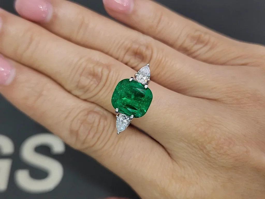 Изумруд Vivid Green в огранке кушон 4,83 карата, Панджшер Изображение №5