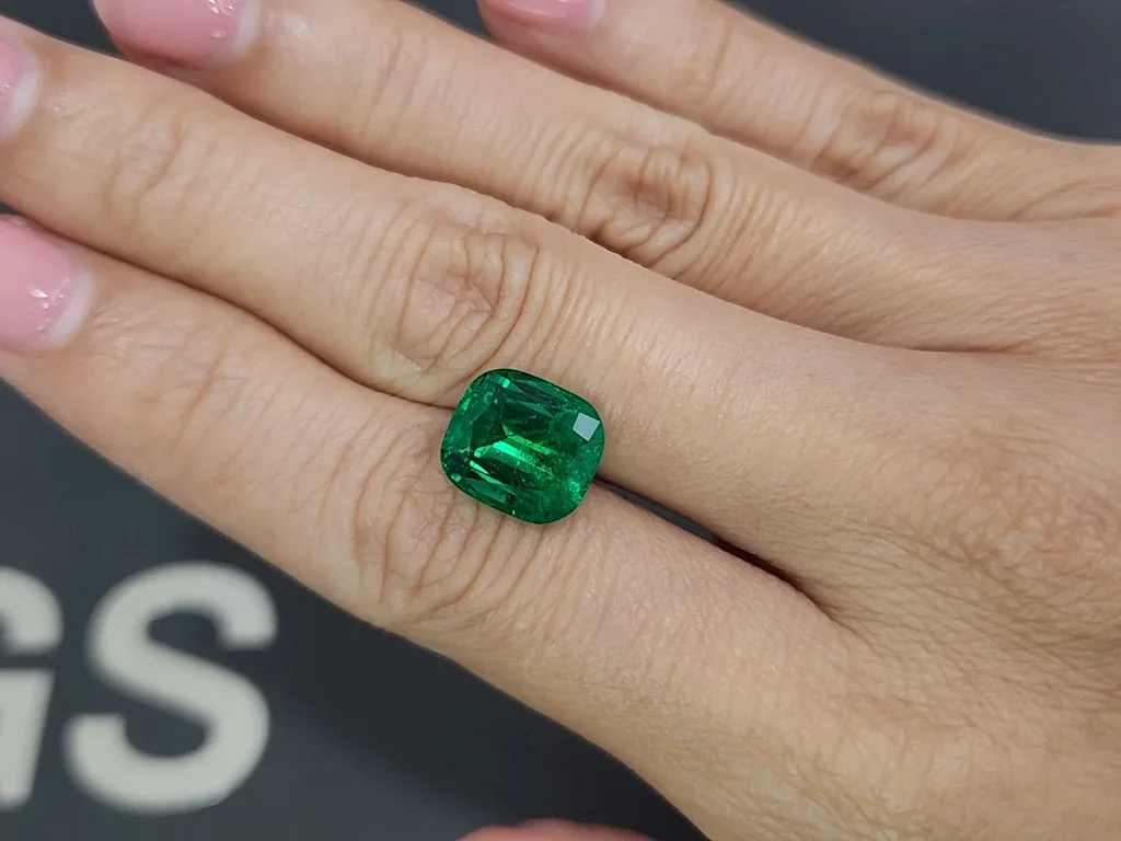 Изумруд Vivid Green в огранке кушон 4,83 карата, Панджшер Изображение №2