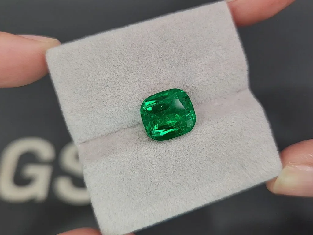 Изумруд Vivid Green в огранке кушон 4,83 карата, Панджшер Изображение №4