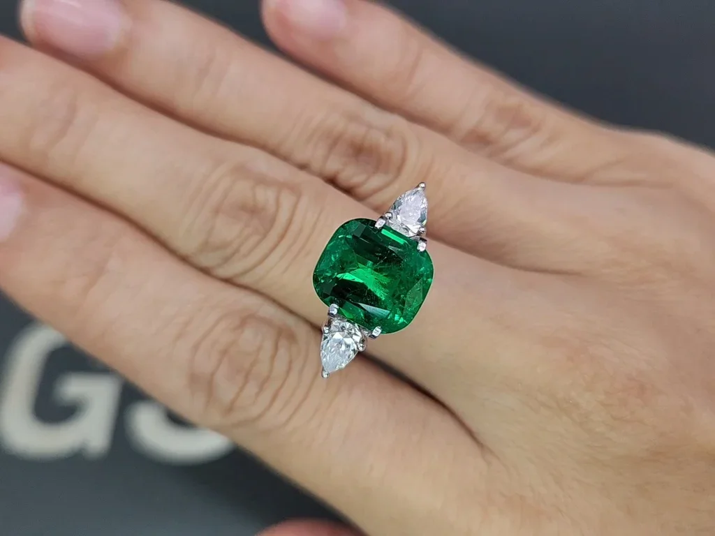 Изумруд Vivid Green в огранке кушон 4,83 карата, Панджшер Изображение №5