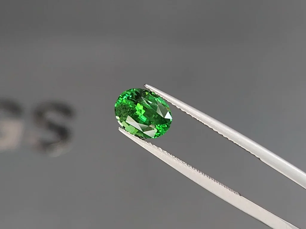Гранат цаворит Intense Green в огранке овал 2,54 карата, Танзания  Изображение №3