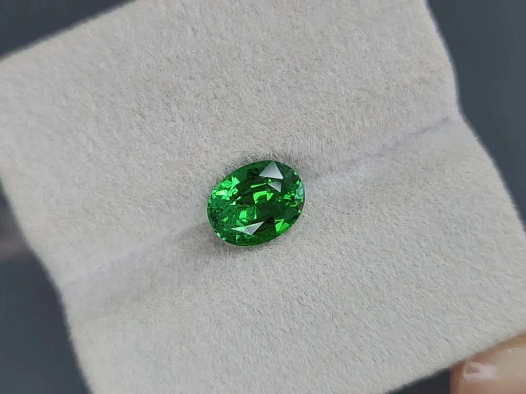 Гранат цаворит Intense Green в огранке овал 2,54 карата, Танзания  Изображение №4