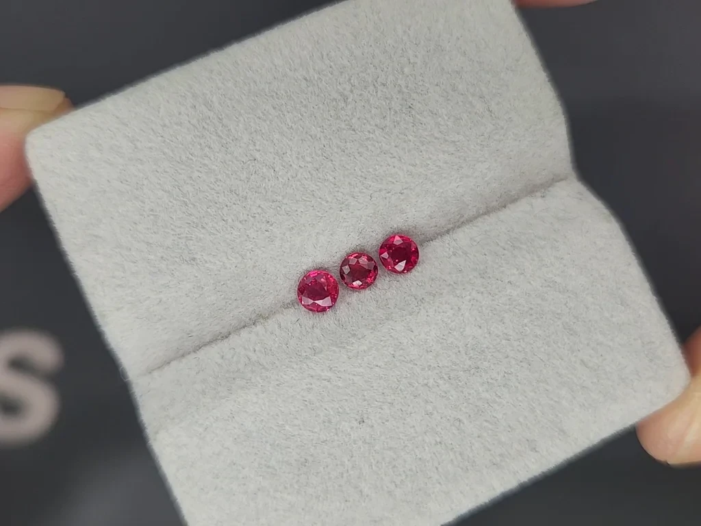 Сет рубинов Pigeon Blood Red в огранке круг 0,57 карат, Мозамбик Изображение №3