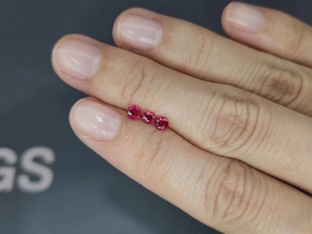Сет рубинов Pigeon Blood Red в огранке круг 0,57 карат, Мозамбик Изображение №2