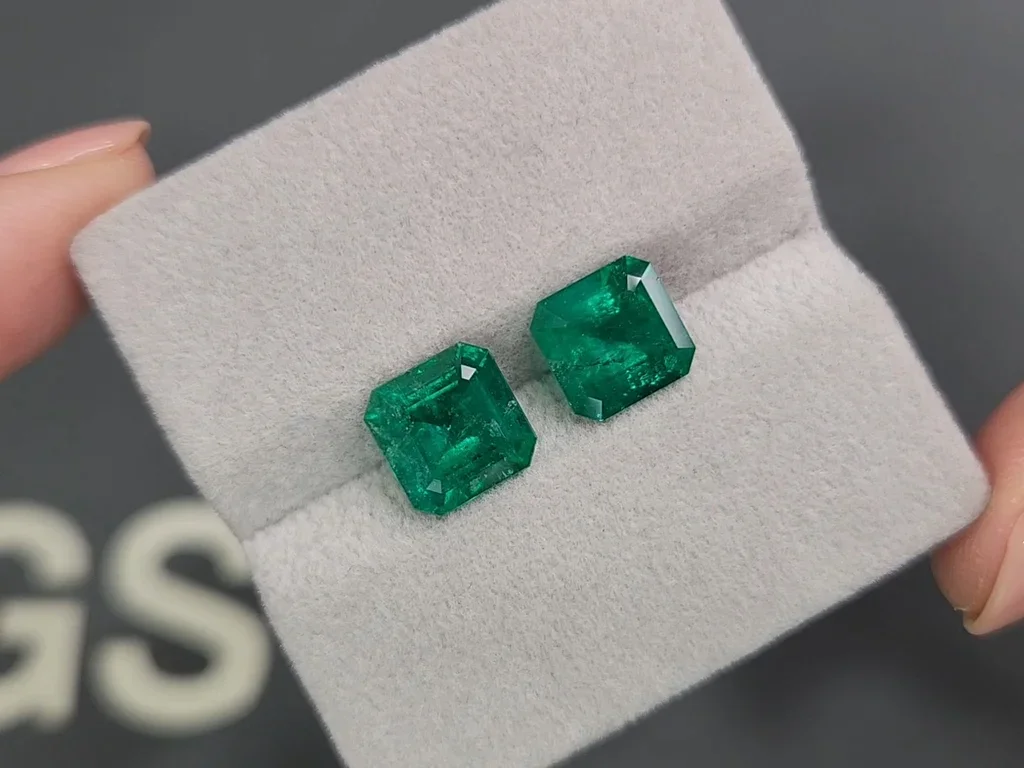 Пара колумбийских изумрудов цвета Muzo Green 4,45 карат Изображение №4