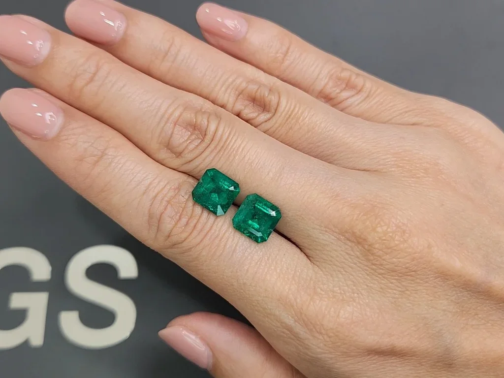 Пара колумбийских изумрудов цвета Muzo Green 4,45 карат Изображение №2