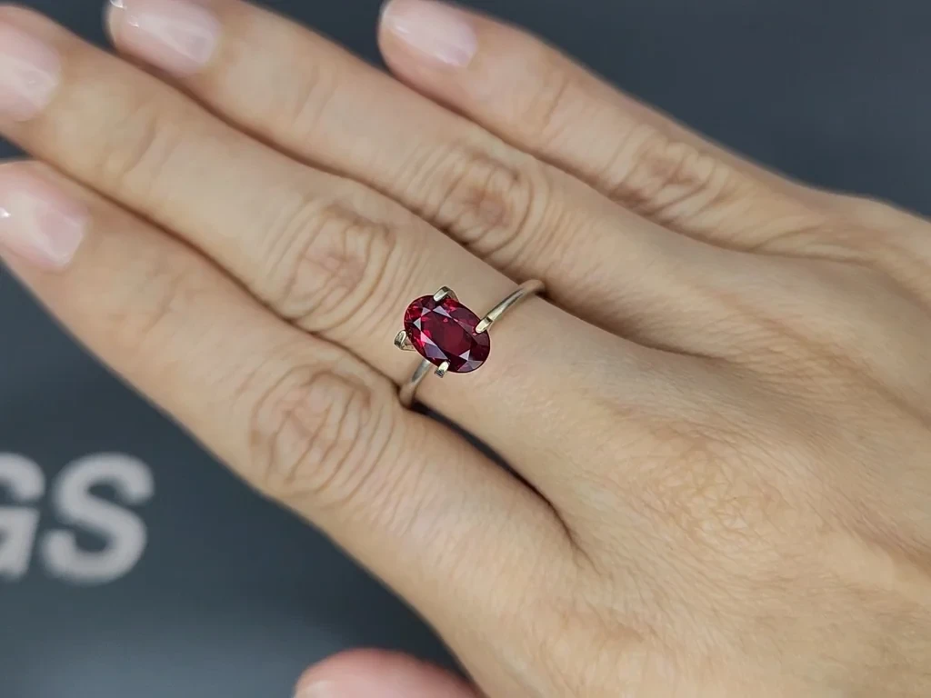 Негретый рубин Pigeon blood в огранке овал 2,05 карат, Мозамбик. GRS Изображение №5