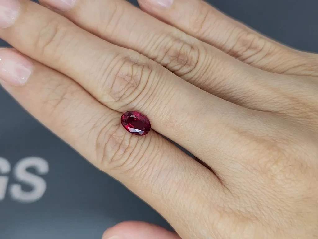 Негретый рубин Pigeon blood в огранке овал 2,05 карат, Мозамбик. GRS Изображение №2