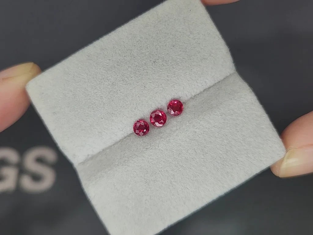 Сет рубинов Pegeon Blood Red в огранке круг 0,80 карат, Мозамбик Изображение №3