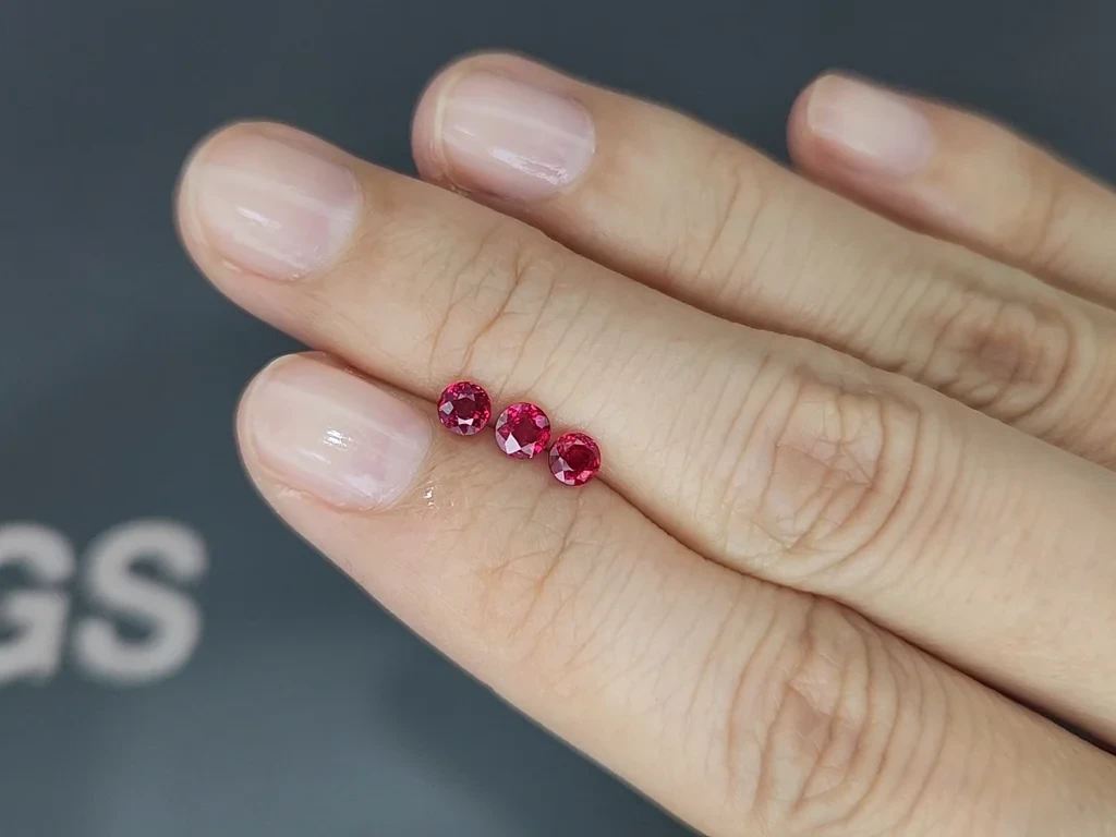Сет рубинов Pegeon Blood Red в огранке круг 0,80 карат, Мозамбик Изображение №2