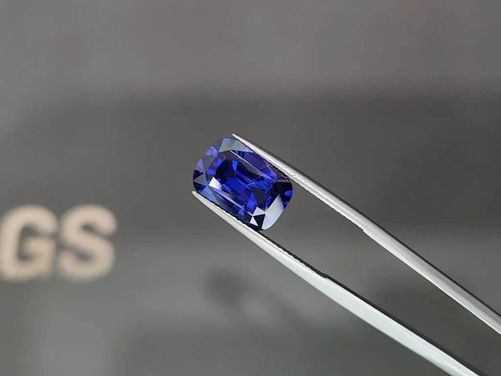 Лот №1. Негретый Royal Blue сапфир в огранке кушон 6,61 карат, Шри-Ланка Изображение №3