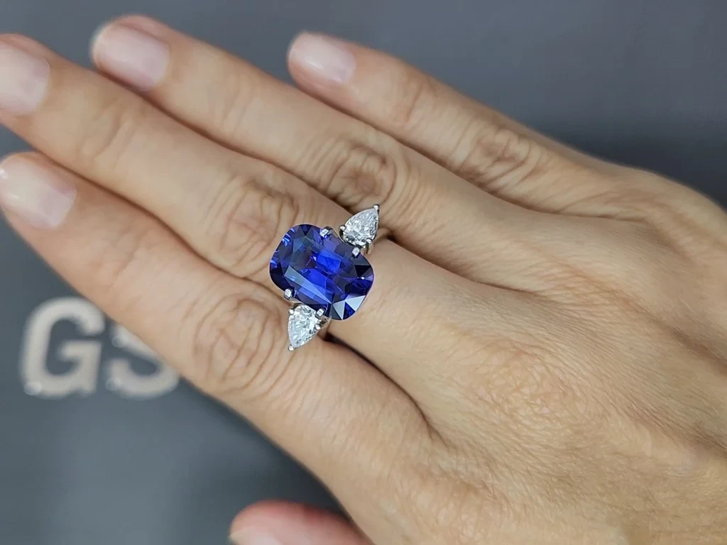 Лот №1. Негретый Royal Blue сапфир в огранке кушон 6,61 карат, Шри-Ланка Изображение №5