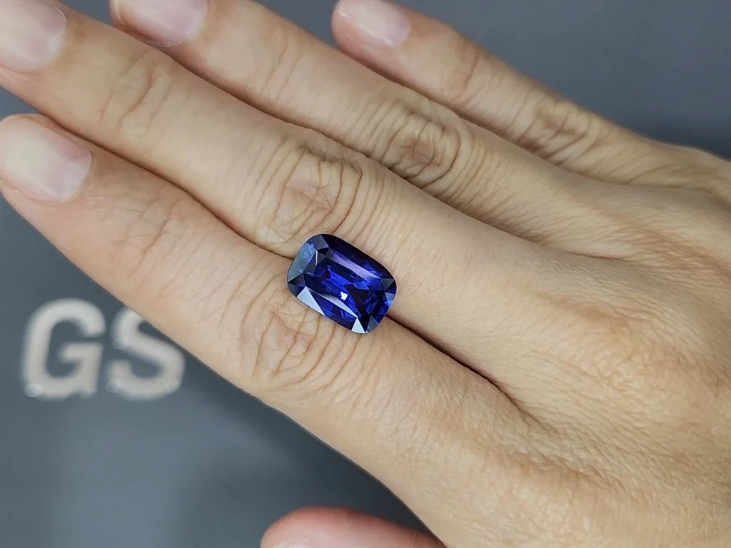 Лот №1. Негретый Royal Blue сапфир в огранке кушон 6,61 карат, Шри-Ланка Изображение №2