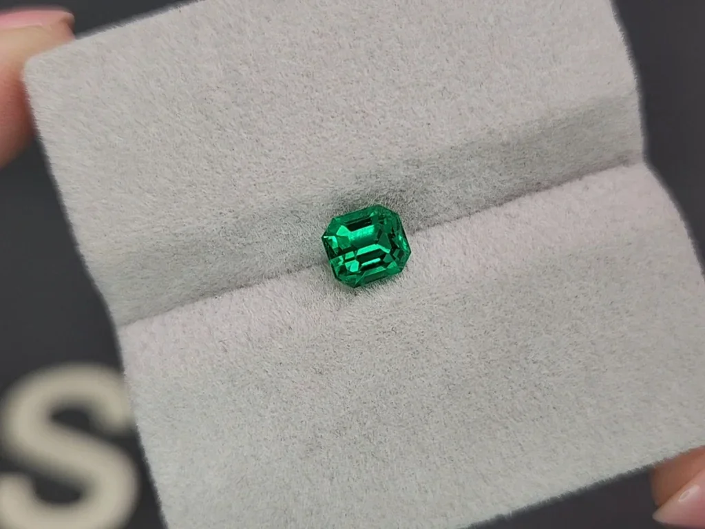 Изумруд Vivid Green в огранке октагон 1,06 карата, Панджшер Изображение №4