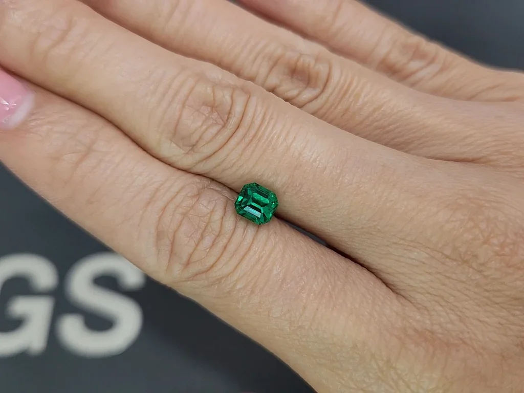 Изумруд Vivid Green в огранке октагон 1,06 карата, Панджшер Изображение №2