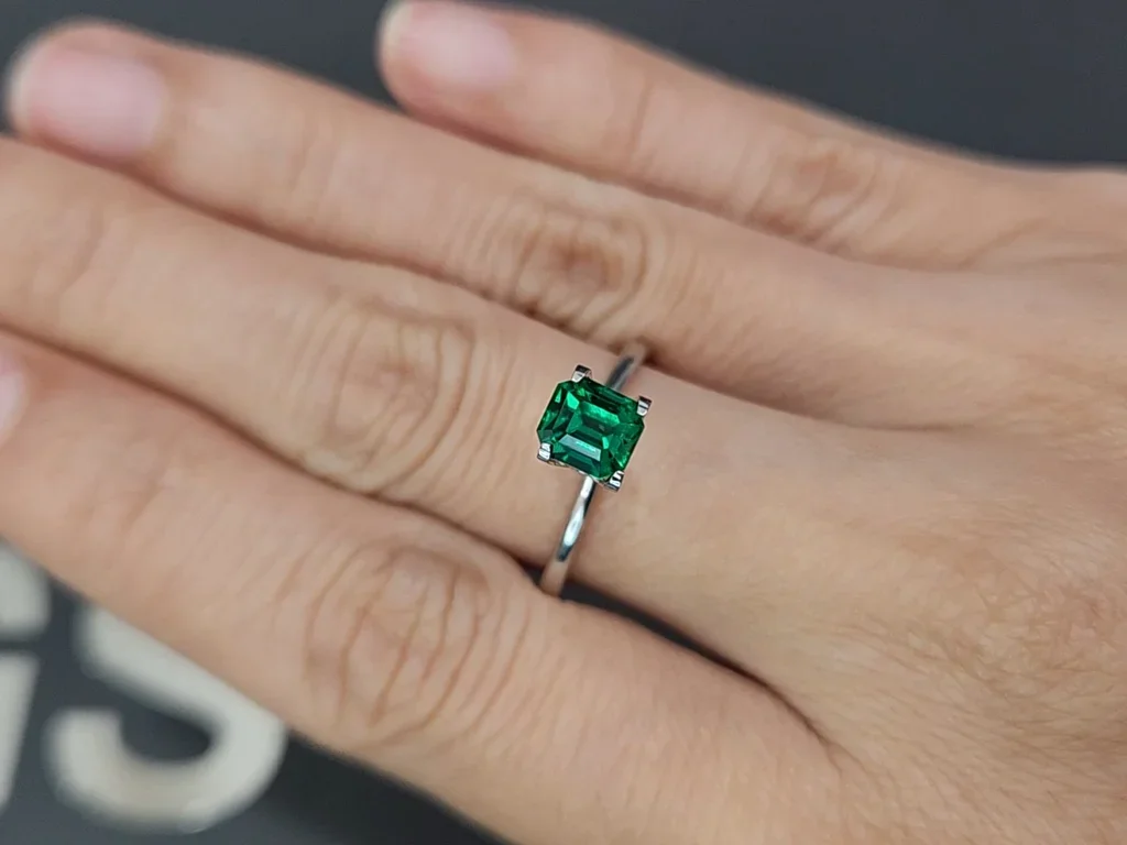 Изумруд Vivid Green в огранке октагон 1,06 карата, Панджшер Изображение №5